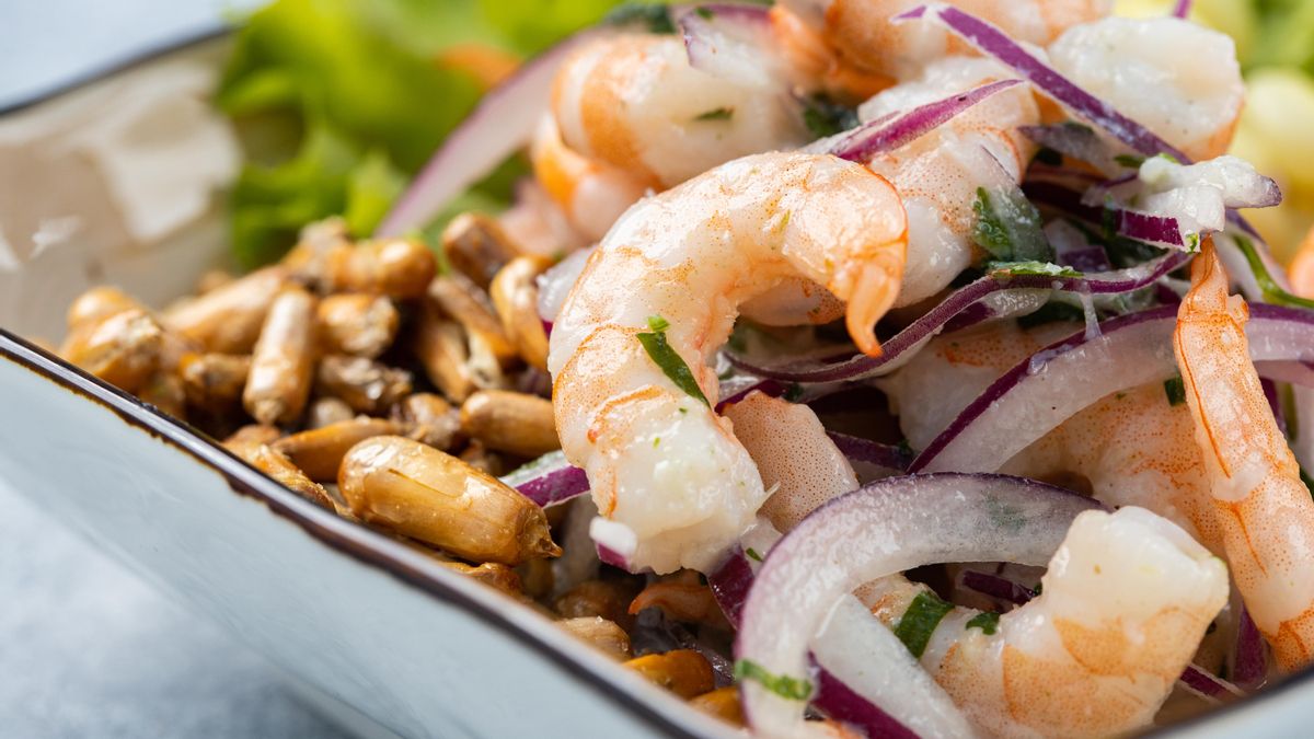 Ensalada colorida de ingredientes variados