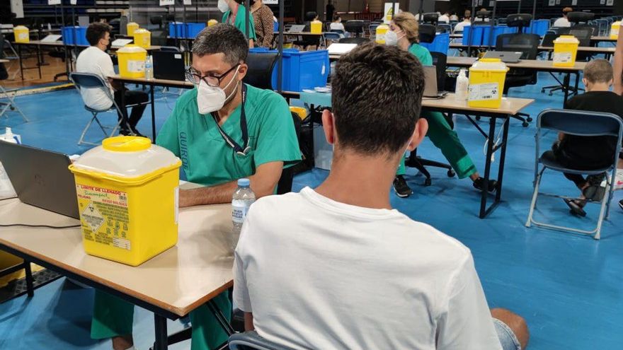 Desconfianza, dudas y vacaciones: los motivos de ese 20% de canarios que no ha querido vacunarse