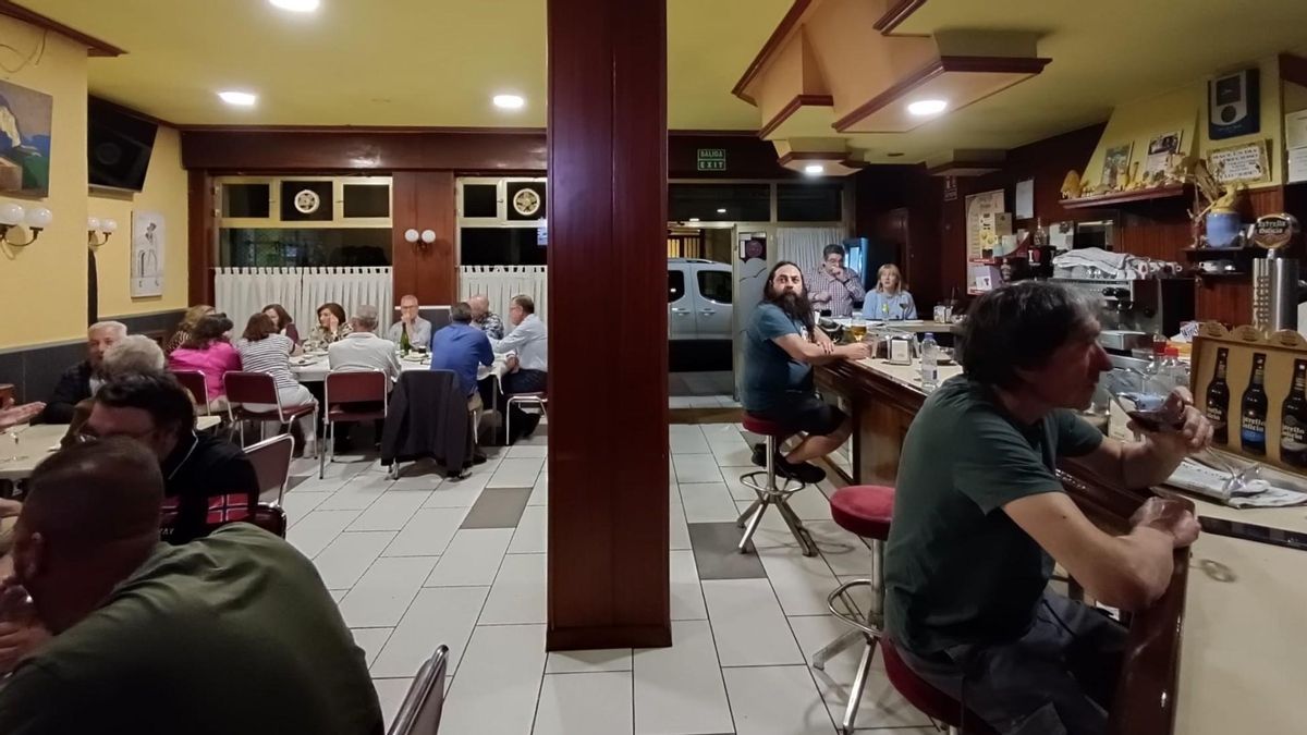 Clientes y amigos en el Caballo Rojo de León poco antes de su cierre.