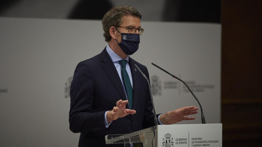 El presidente de la Xunta de Galicia, Alberto Núñez Feijóo, interviene durante una rueda de prensa tras mantener una reunión con el Ministerio de Transportes, en Madrid, (España), a 10 de marzo de 2021.