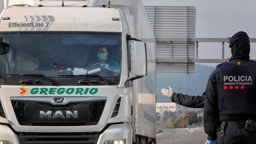 Uno de los puntos de control en el perímetro del área de confinamiento por el COVID-19.