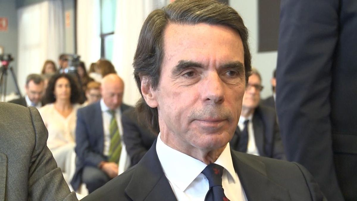 Aznar se ofrece para ayudar a unir el centro derecha y, ante la corrupción, dice que responde de todos sus actos