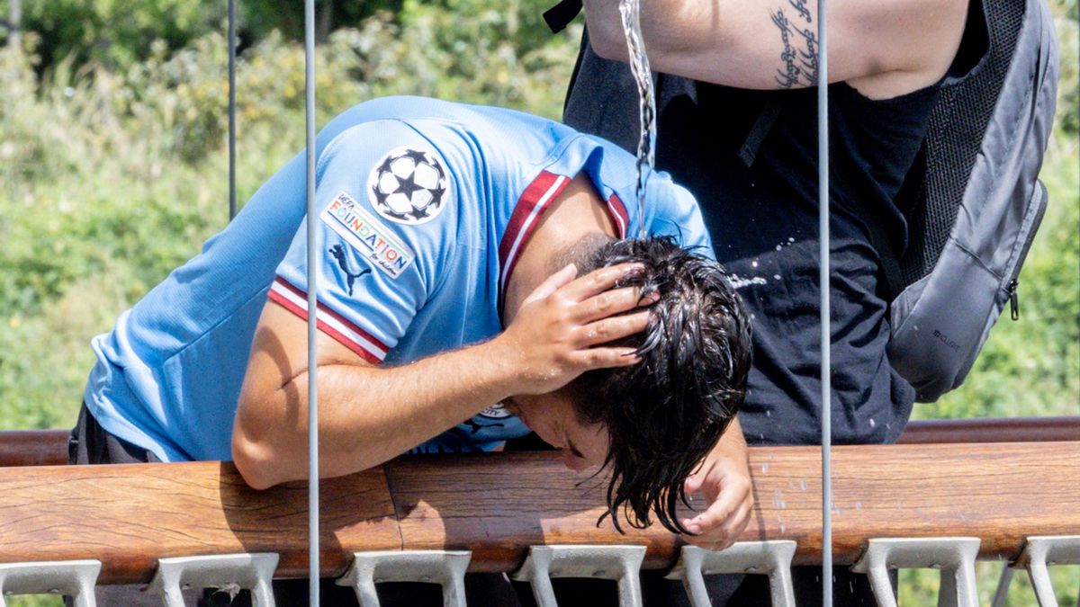 Archivo - Un chico se moja la cabeza para combatir el calor