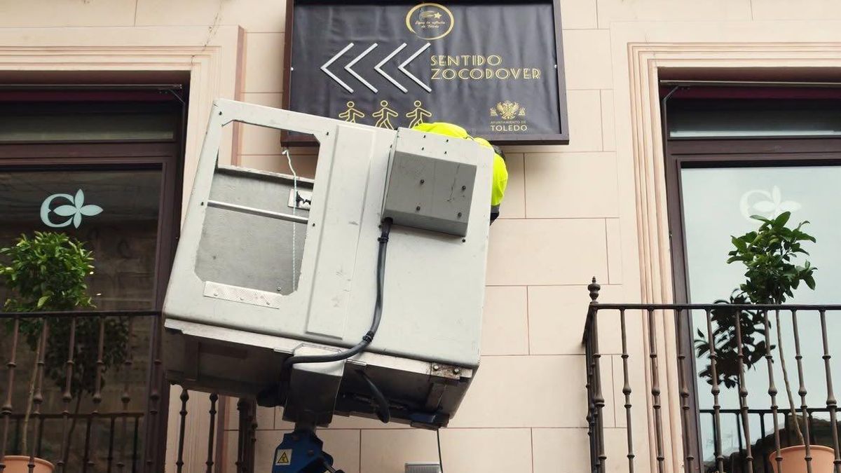 Una indicación en una calle del Casco Histórico de Toledo con sentido único durante fechas señaladas como las Navidades debido a las aglomeraciones