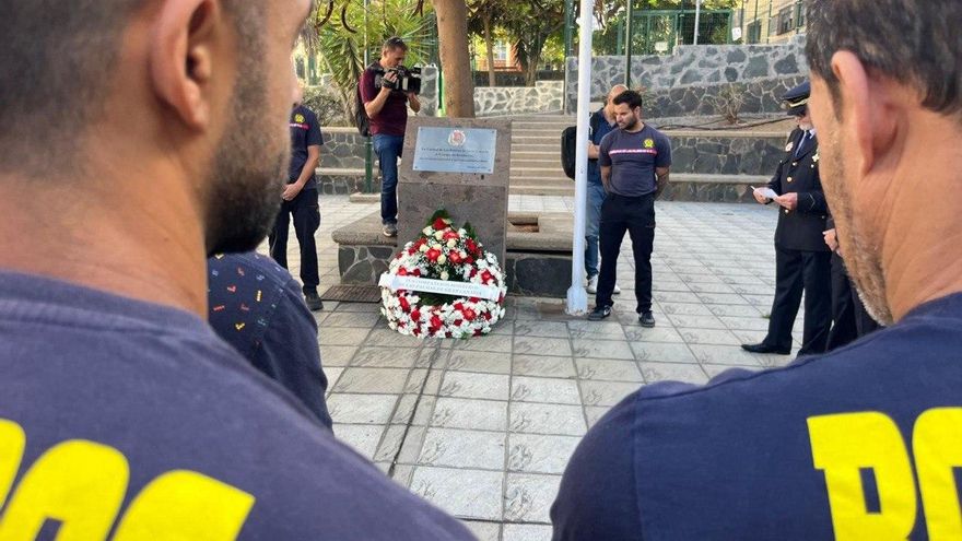 Bomberos de Gran Canaria rinden homenaje a los compañeros fallecidos hace 40 años en la tragedia de La Naval