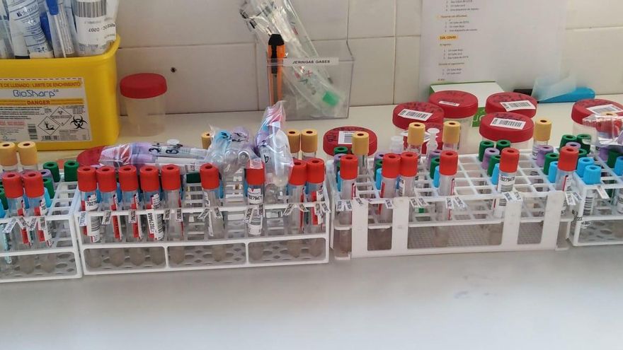 Muestra de las analíticas de una noche en el Hospital Reina Sofía para la investigación de la COVID impulsad por el Instituto de Salud Carlos III