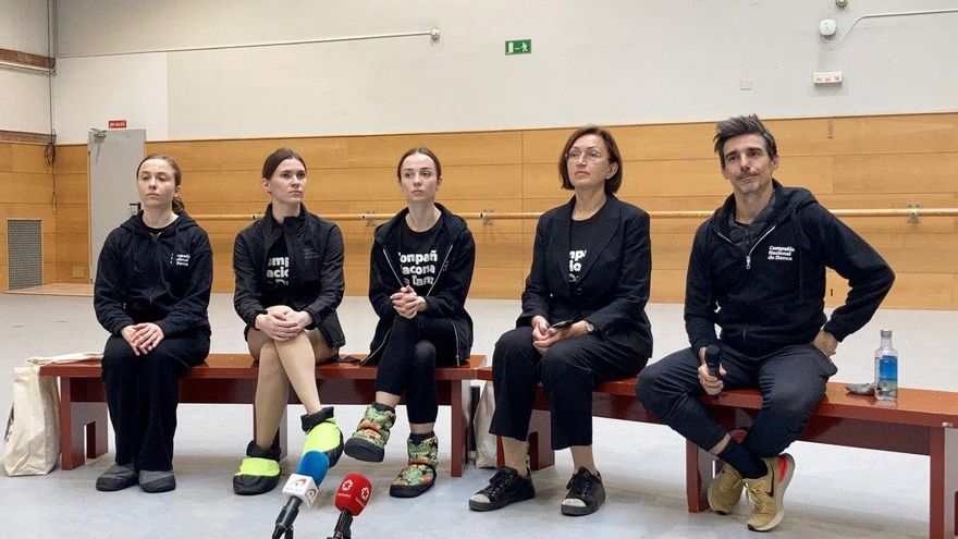 De izquierda a derecha: Joaquín de Luz, la pianista de la CND (también ucraniana) Victoria Glushenko, y las tres bailarinas: Katia Khanivkova, Anastasia Kovalevska y Lisa Semenenko