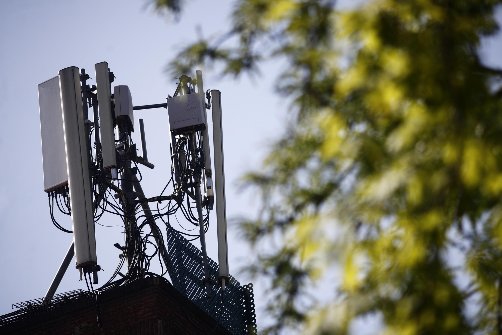 Imatge d'una antena de telefonia al terrat d'una casa a Madrid