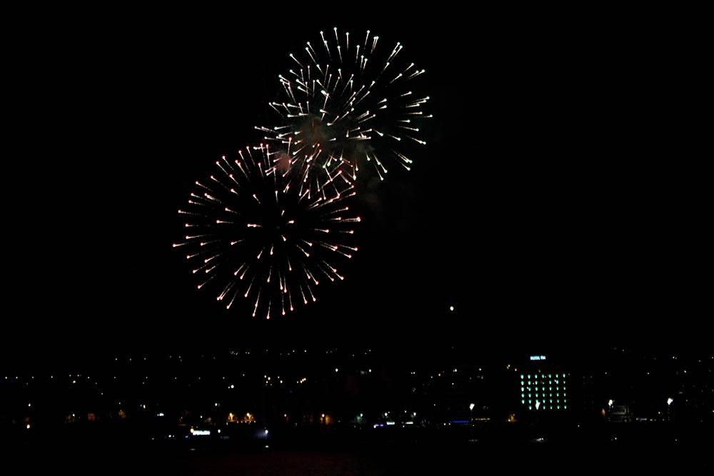 Fuegos artificiales durante la noche de San Juan en la capital grancanaria. (Foto: Cirenia Vico).