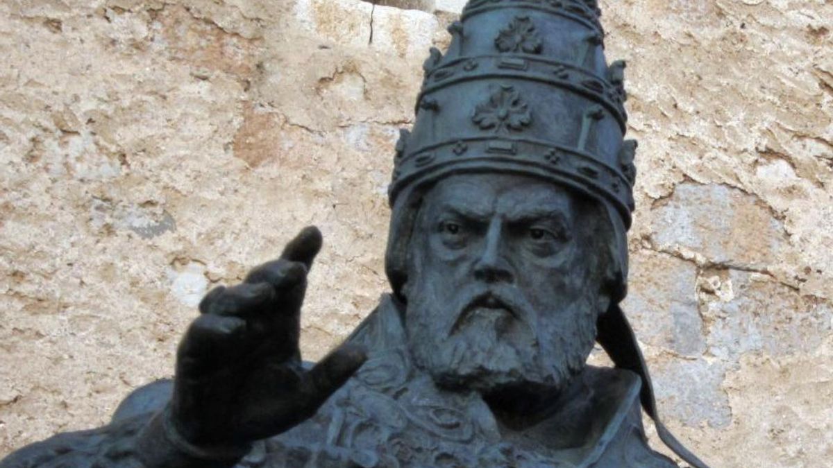 La trayectoria del antipapa, marcado por su firmeza durante el Gran Cisma, ha dejado una expresión popular y una herencia incómoda que todavía divide a Illueca y Sabiñán