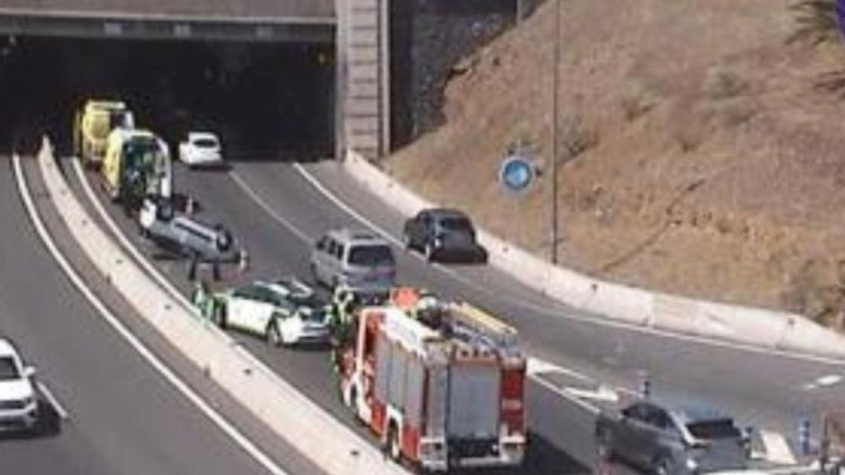 Tres personas heridas al volcar un vehículo en la vía TF-2 en Santa Cruz de Tenerife