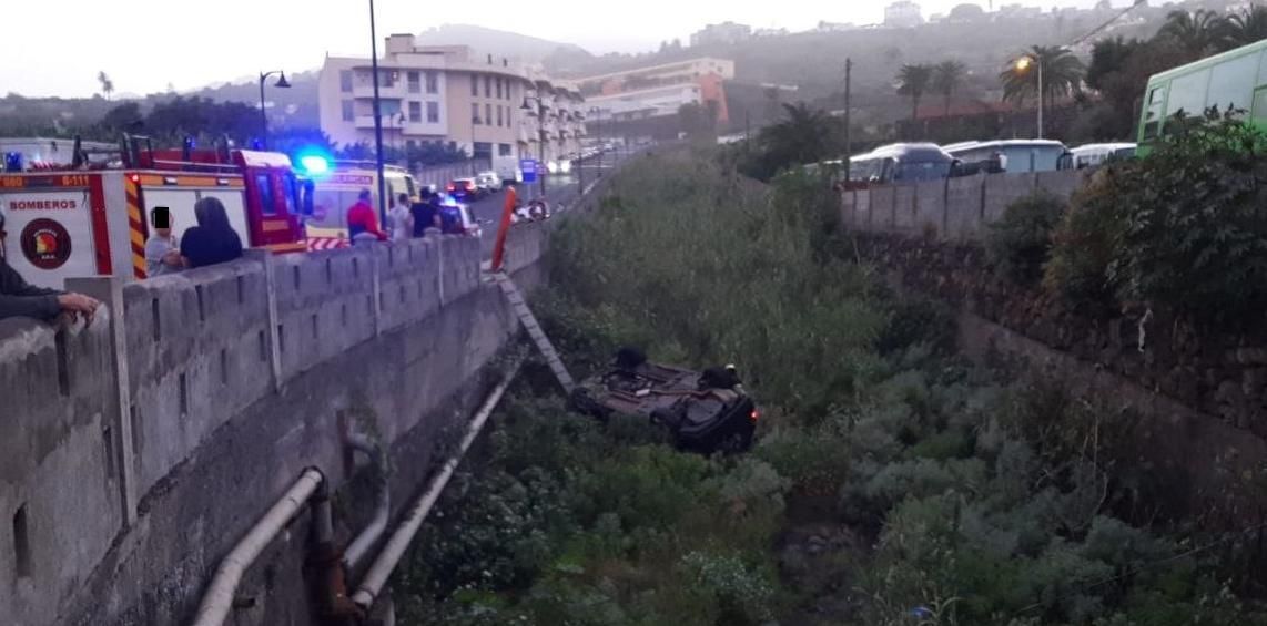 El vehículo cayó al barranco de San Antonio tras salirse de la vía.