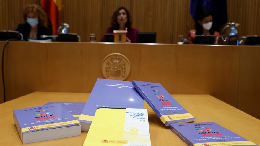La ministra de Hacienda, María Jesús Montero (c), presenta el proyecto de Ley de Presupuestos Generales del Estado para 2022 este miércoles en el Congreso de los Diputados. EFE/Juan Carlos Hidalgo