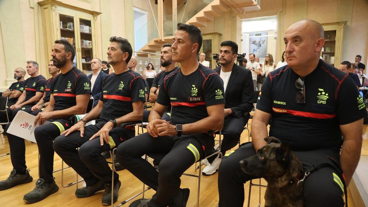 "No olvidaremos su mirada ni su silencio": el emotivo regreso de los bomberos de Badajoz tras el terremoto de Venezuela