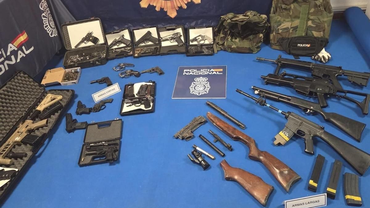 Armas intervenidas tras una operación policial con 14 detenidos tras caer un grupo criminal dedicado a la transformación y venta de armas | POLICÍA NACIONAL