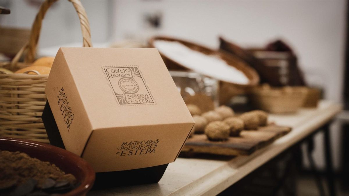 Estuche de mantecados con el sello del Consejo Regulador de las IGP Mantecados y Polvorones de Estepa.
