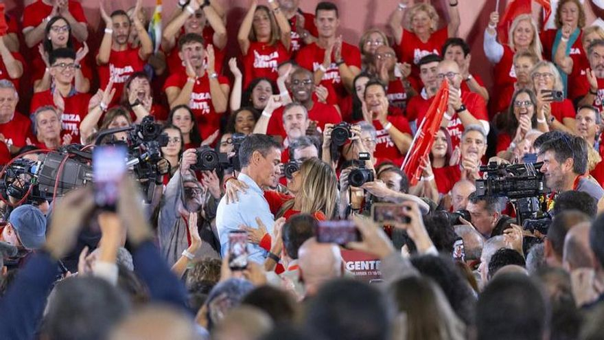 Sánchez pone al PSOE a bailar al ritmo de Begoña Gómez para voltear la campaña