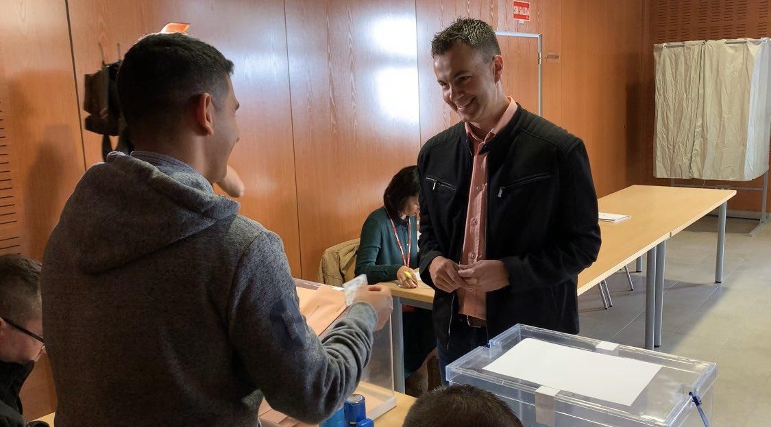 Héctor Gómez, candidato del PSOE por Santa Cruz de Tenerife, vota este 10N.
