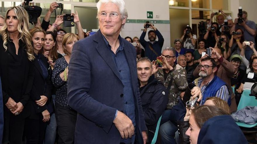 Richard Gere presenta su película "Invisibles" a un grupo de sintecho en Roma