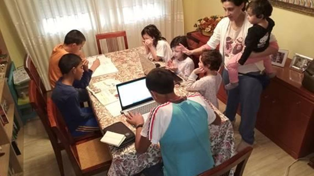 Una familia numerosa en una imagen de archivo.