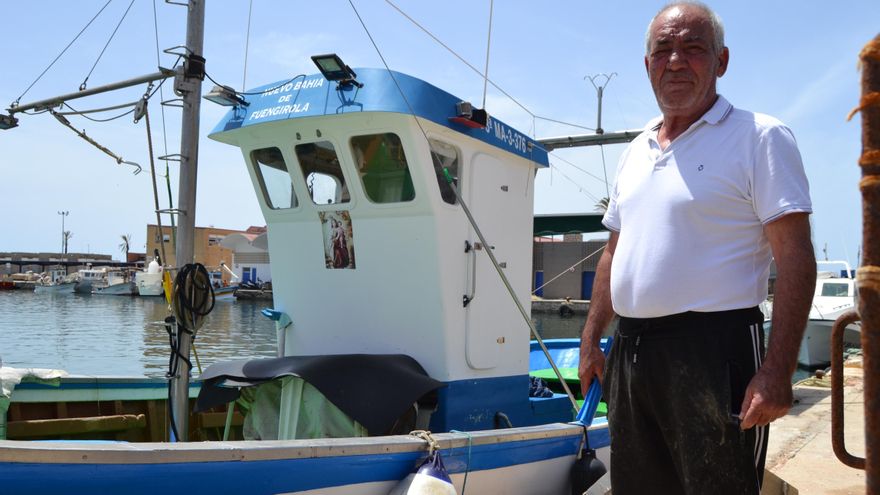 Juan Sánchez, junto a su barco | N.C.
