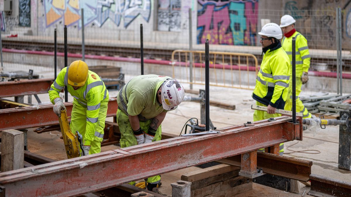 Archivo - Varios obreros trabajan en una obra.