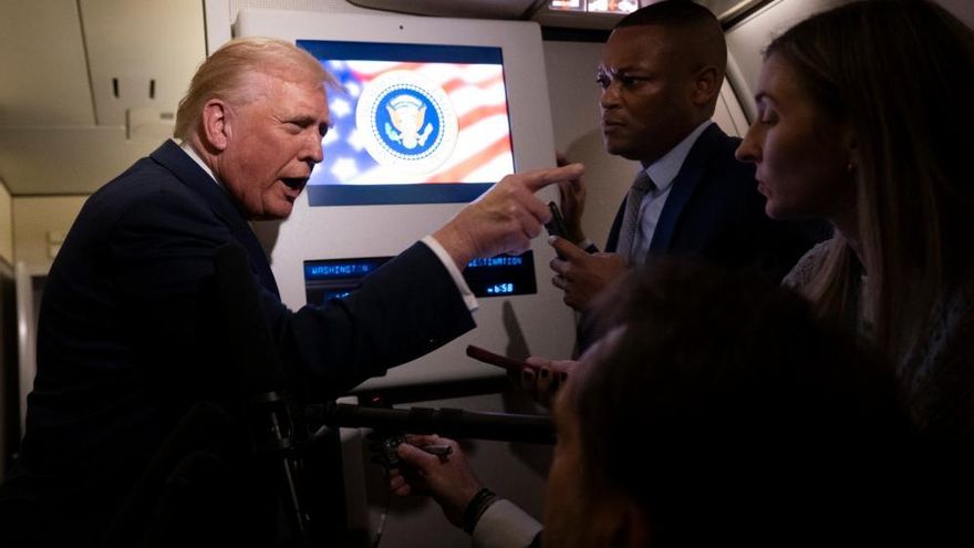 “Quiet, quiet, piggy!”: Trump está perdiendo los estribos con el caso Epstein y llama “cerdita” a una periodista a la que manda callar