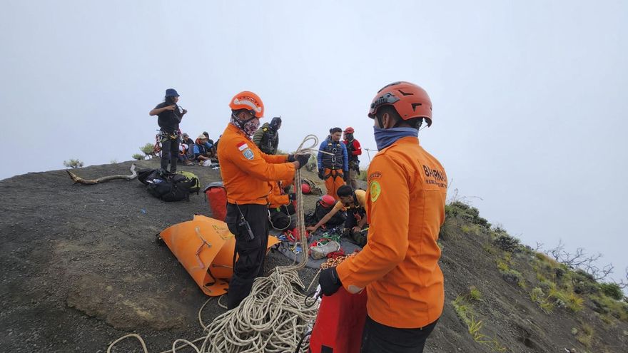 Indonesia intensifica esfuerzos para hallar a brasileña que se cayó al escalar un volcán