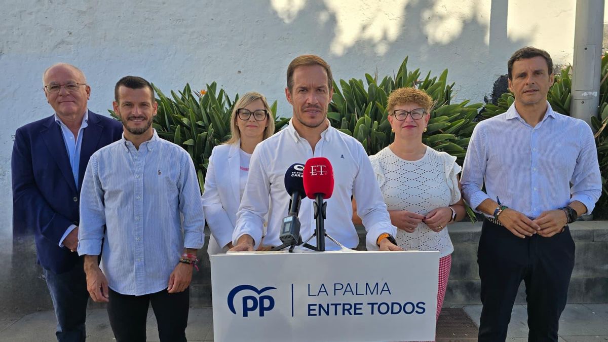 Mariano H.Zapata, presidente del PP de La Palma, Mariano Zapata, junto a otros dirigentes del PP,  en la rueda de prensa de este lunes para hacer balance sobre la Comisión Mixta para la reconstrucción celebrada el pasado viernes en La Palma.