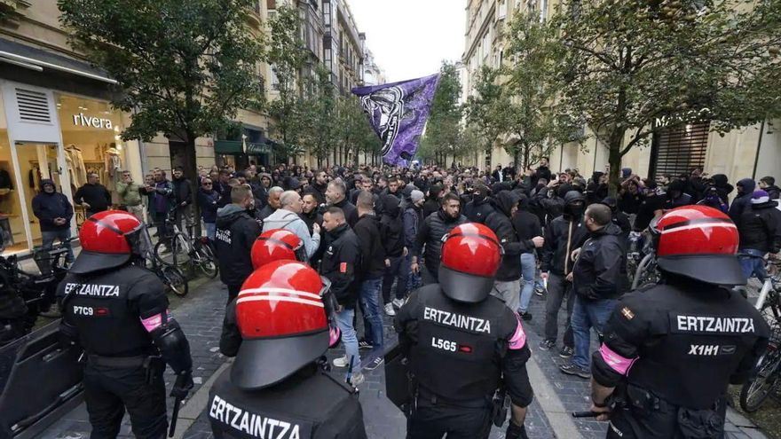 Cinco ultras del Anderlecht detenidos, cargas de la Ertzaintza en las gradas de Anoeta y polémica con la UEFA