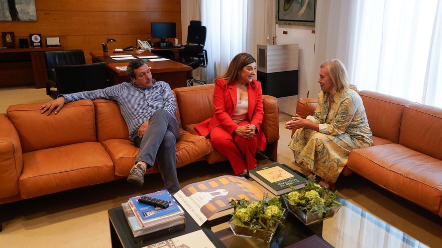 La presidenta del Parlamento de Cantabria, María José González Revuelta (derecha), se reúne con la presidenta del PP y candidata a la Presidencia de Cantabria, María José Sáenz de Buruaga, y el portavoz popular, Íñigo Fernández