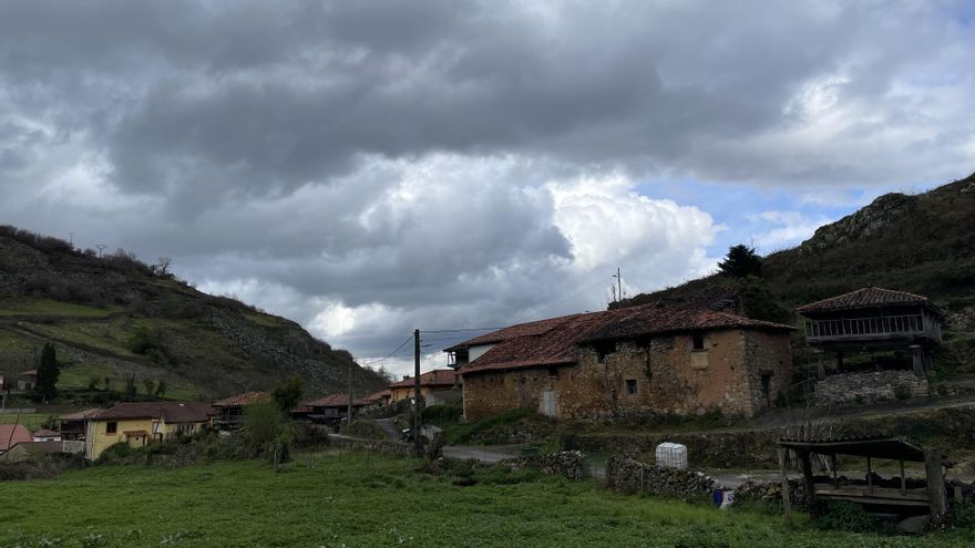 Este interior de Asturias vive de las pensiones de los jubilados y de los subsidios de la ganadería.