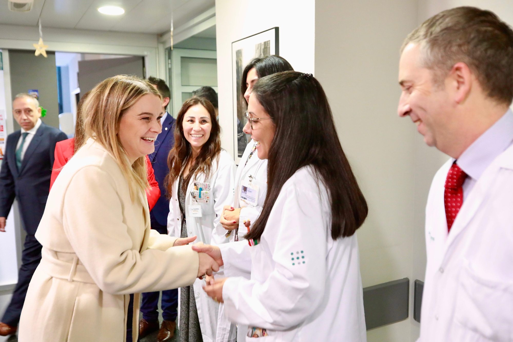 La presidenta del Govern balear, Marga Prohens (PP), saludando a trabajadores durante una visita a Son Espases