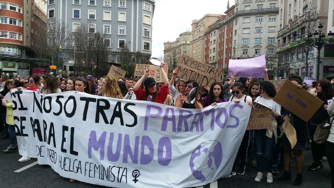 La protesta durante la huelga feminista ha cortado las calles en la capital de Cantabria. | LARO GARCÍA