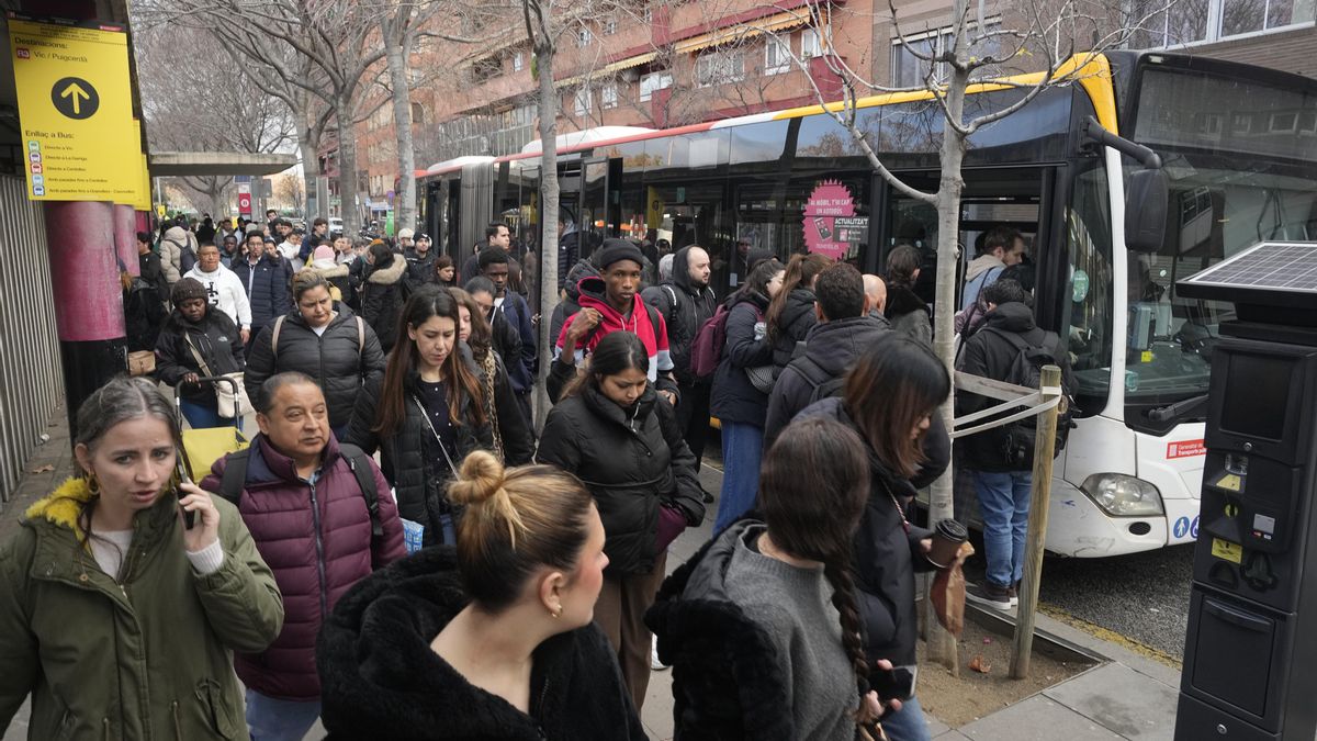 Colas de viajeros esperan el autobús en la Estación de Fabra i Puig de Barcelona, este miércoles EFE/Alejandro García