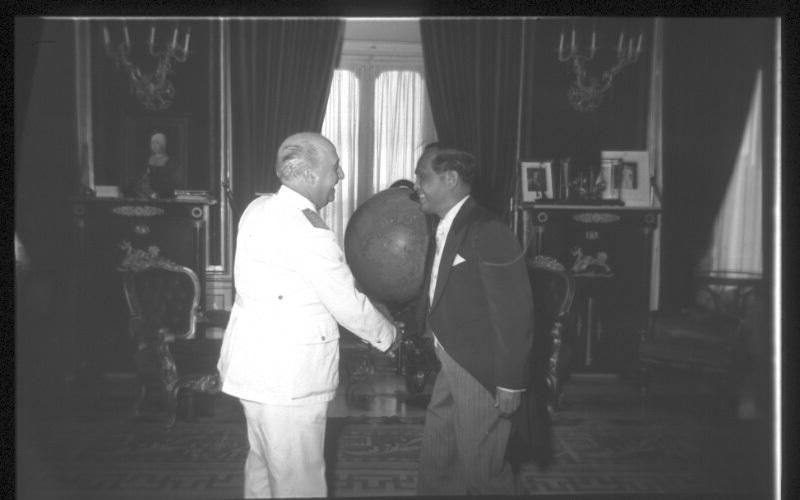 El dictador Francisco Franco con el vicepresidente de Filipinas en una visita de Estado al palacio de El Pardo