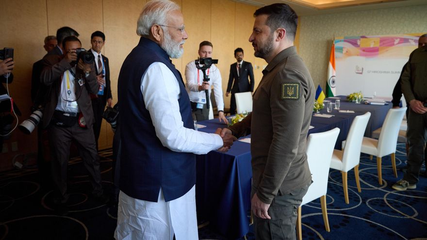 El presidente de Ucrania, Volodímir Zelenski, y el primer ministro de la India, Narendra Modi, se dan la mano durante una reunión en Hiroshima, Japón, el 20 de mayo de 2023, al margen de la reunión de líderes de la Cumbre del G7. EFE/EPA/UKRAINIAN PRESIDENTIAL PRESS SERVICE HANDOUT -- MANDATORY CREDIT: UKRAINIAN PRESIDENTIAL PRESS SERVICE -- HANDOUT EDITORIAL USE ONLY/NO SALES