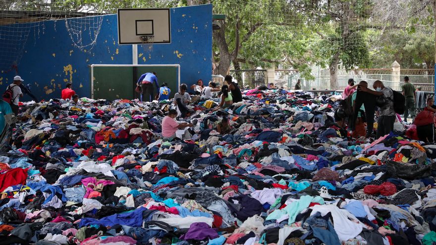 Personas seleccionan ropa este sábado, en La Guaira (Venezuela).