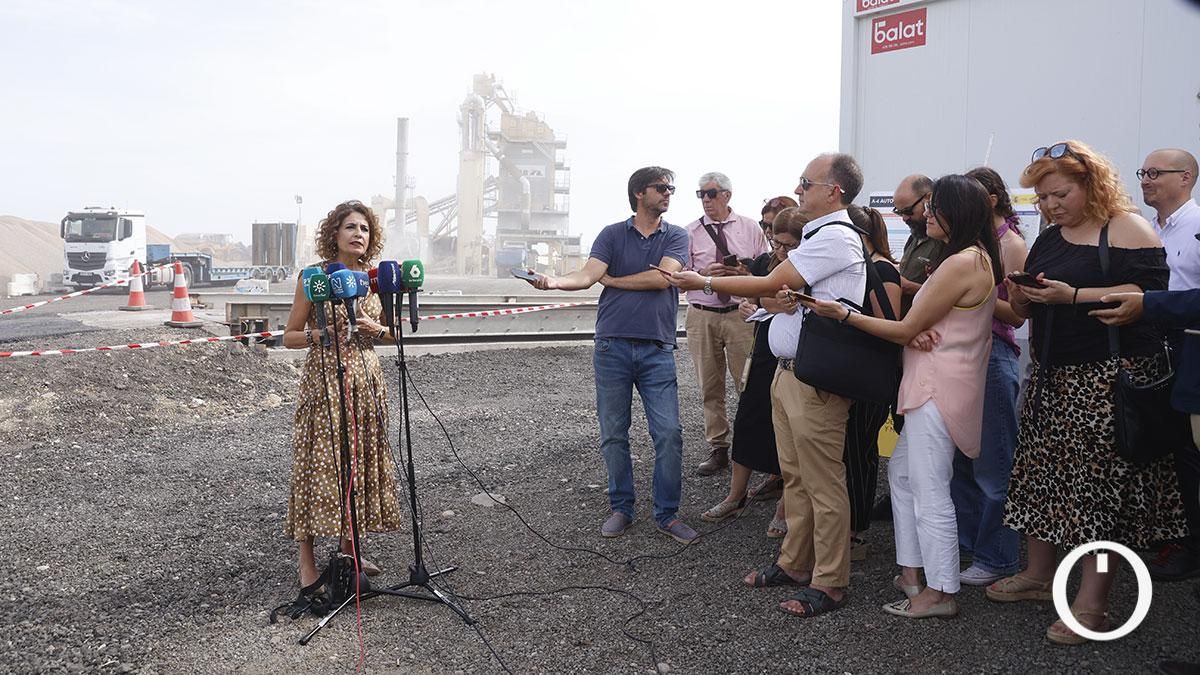La ministra de Hacienda, María Jesús Montero, visita la planta asfáltica puesta en marcha para el arreglo del firme de la autovía del Sur, A-4