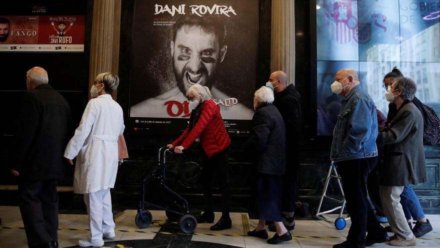 El Teatro EDP Gran Vía celebra este miércoles una función especial para los mayores de residencias de Madrid que ya han sido inmunizados con la vacuna contra la COVID-19. EFE/ Juan Carlos Hidalgo