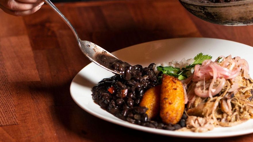 Arroz con frijoles negros y pollo: el plato clásico, nutritivo y fácil de preparar
