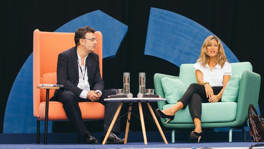 Iñigo Sáenz de Ugarte dialoga con la ministra de Trabajo y vicepresidenta segunda del Gobierno, Yolanda Díaz.
