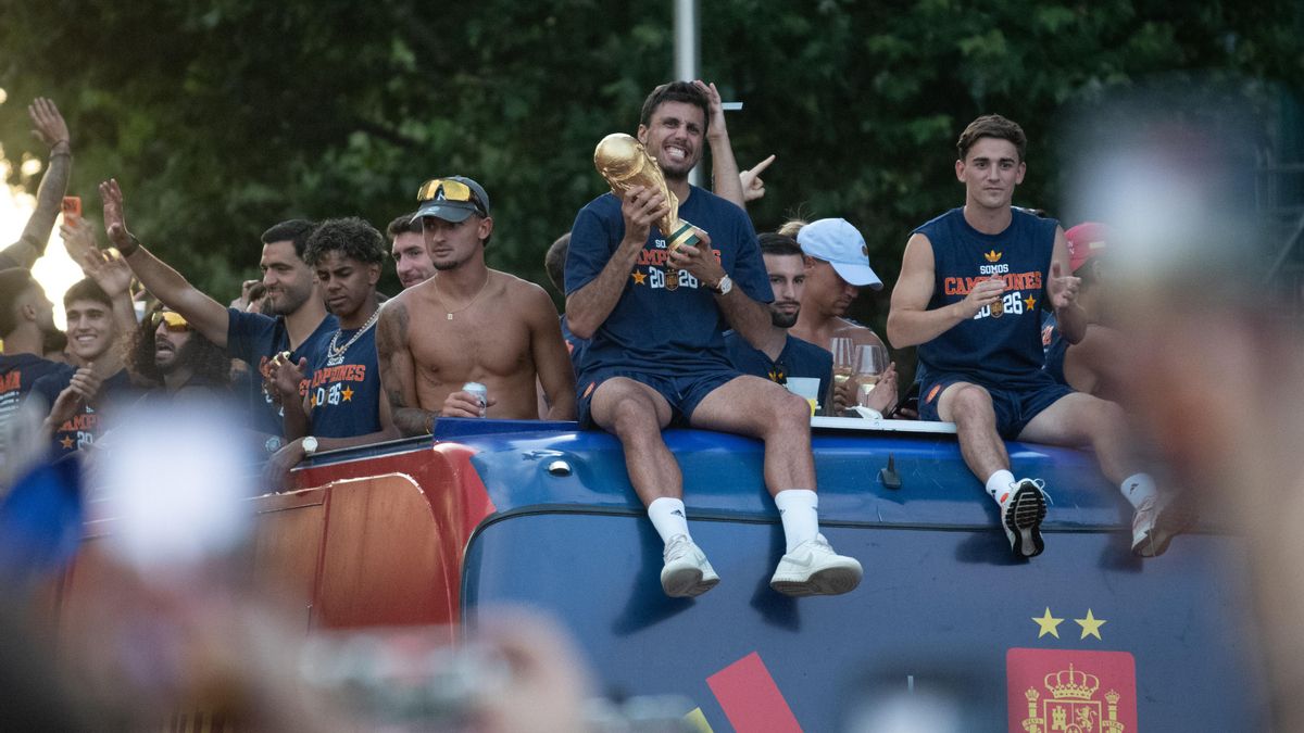 El capitán de la Selección Rodri Hernández sujeta la Copa del Mundo durante la rúa de celebración