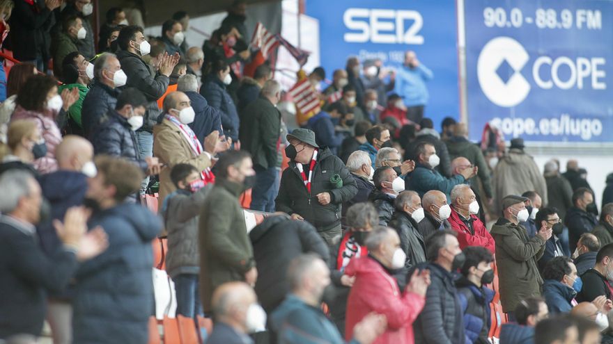 Varios aficionados, en las gradas del estadio Ángel Carro, durante un partido de Segunda División entre el Club Deportivo Lugo y el Mirandés, a 15 de mayo de 2021, en Lugo, Galicia (España). Este es uno de los primeros partidos de fútbol celebrados con público, después de que este miércoles el Gobierno confirmase que los estadios de fútbol podrán acoger hasta un 30 por ciento de su aforo en aquellas comunidades que se encuentren en la ‘Fase 1’ de la pandemia. Este grupo de territorios incluye a Comunidad Valenciana, Galicia y Extremadura. (Foto de ARCHIVO)
