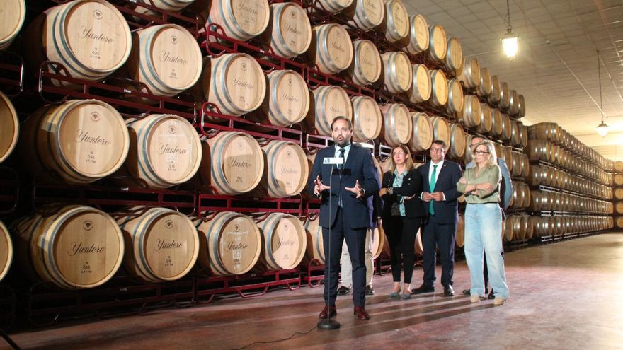 Paco Núñez en una bodega de Manzanares