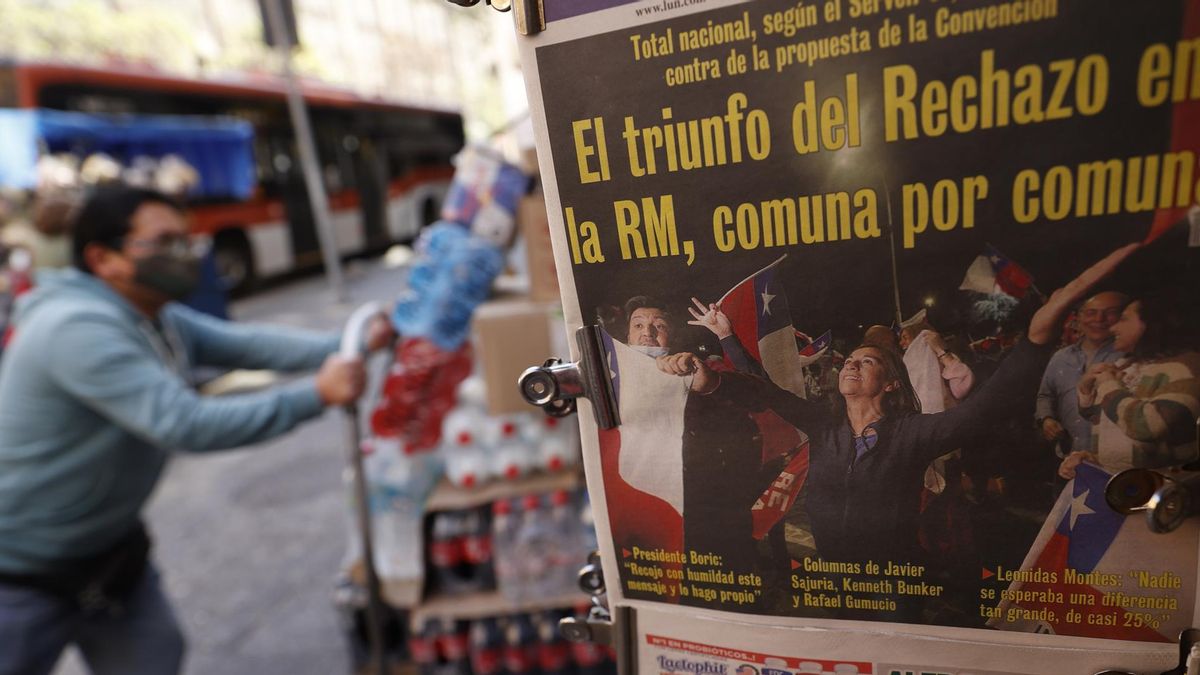 Fotografía de la portada de un diario donde se informa del rechazo del plebiscito constitucional en Santiago (Chile).