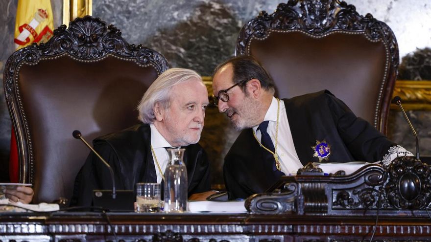 Los magistrados del Tribunal supremo Juan Ramón Berdugo y Andrés Martínez Arrieta durante la primera jornada del juicio contra el fiscal general del Estado
