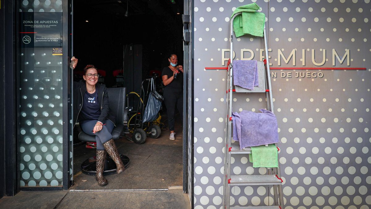 Valeria i les seves companyes de treball continuen netejant un negoci inundat una setmana després de la DANA