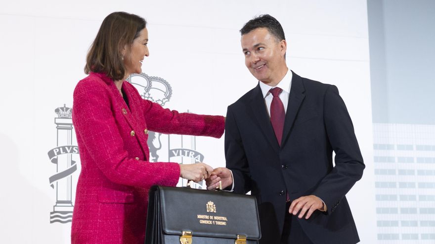 La hasta ahora ministra de Industria, Comercio y Turismo y candidata del PSOE al Ayuntamiento de Madrid, Reyes Maroto, traspasa su cartera al nuevo ministro de Industria, Comercio y Turismo, Héctor Gómez.