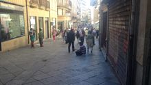 Un mendigo pide en una de las calles céntricas de Salamanca, junto a su Plaza Mayor.